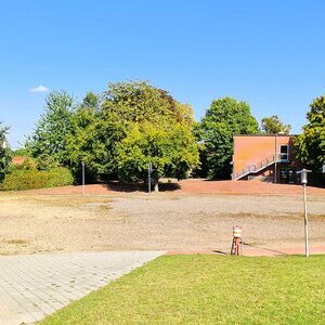 Hier sieht man den Schulhof mit dem Werkhaus an der linken Seite und dem Gemeinschaftsschulhaus im Hintergrund.