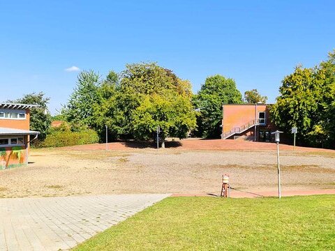 Hier sieht man den Schulhof mit dem Werkhaus an der linken Seite und dem Gemeinschaftsschulhaus im Hintergrund.