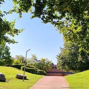 Hier sieht man den Schulhof mit dem Weg, der zum Grundschulhaus führt.